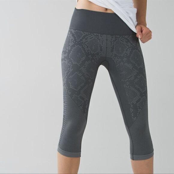 𝅺lululemon In The Flow Crop II Heathered Dark Slate 4 - Picture 1 of 5